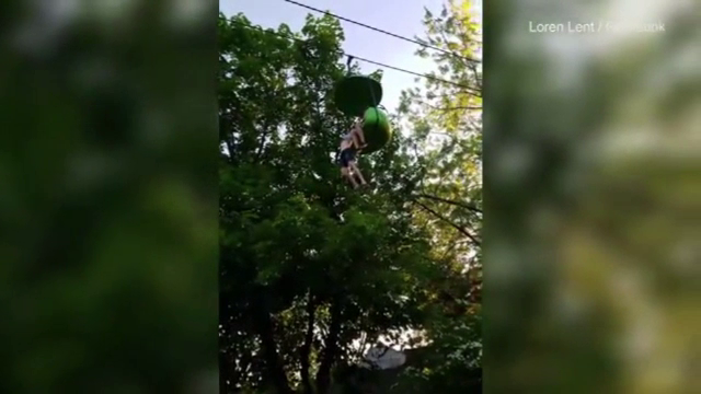 O fata de 14 ani sare din telegondola, iar cei aflati dedesubt o prind. Momentul, surprins de camera