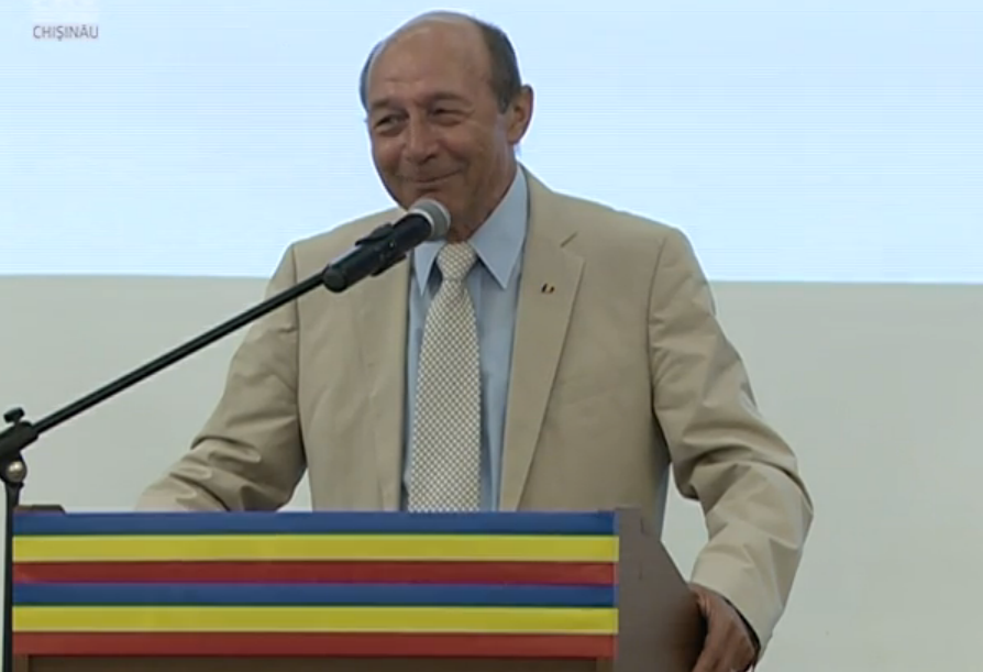 Basescu l-a numit pe presedintele moldovean Igor Dodon "pudelul lui Vladimir Putin". "Vrea sa dea tara pe mana rusilor"