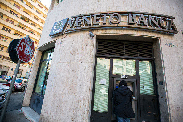 Italia inchide bancile Veneto si Banco Popolare intr-un plan de 17 miliarde euro; Intensa preia activele sanatoase