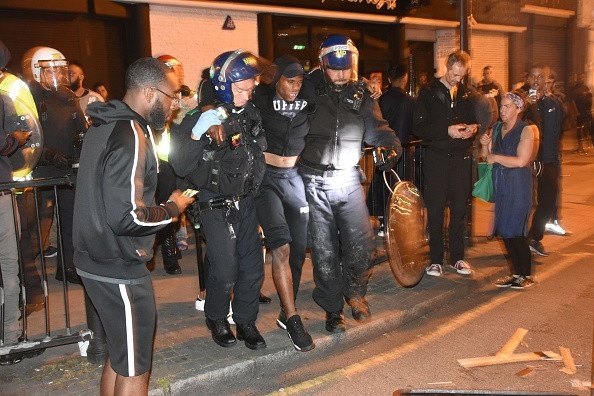 Sase politisti, raniti la protestele din estul Londrei, declansate de moartea unui tanar de culoare dupa un control rutier