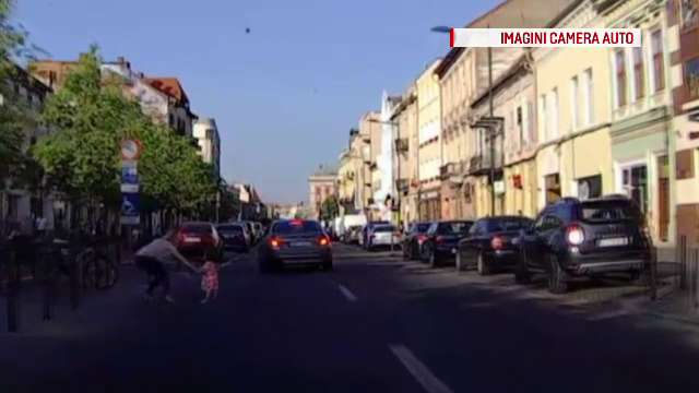 Imagini socante surprinse pe o strada din Cluj. O fetita este la un pas sa fie lovita de o masina; reactia mamei