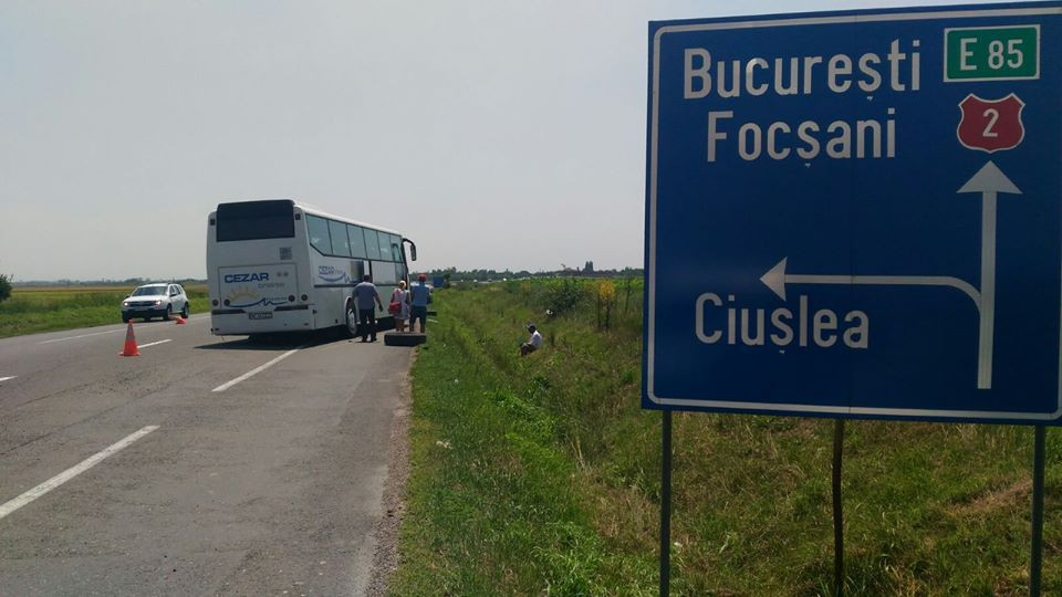 Accident pe E85, in Vrancea. Un autocar plin cu copii care mergeau in tabara a iesit de pe sosea