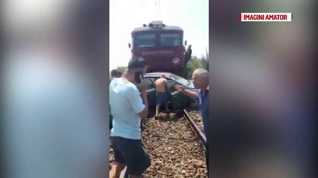 A depasit coloana care statea la bariera si a fost lovit de tren. Un pasager care se afla in masina a fost ranit grav