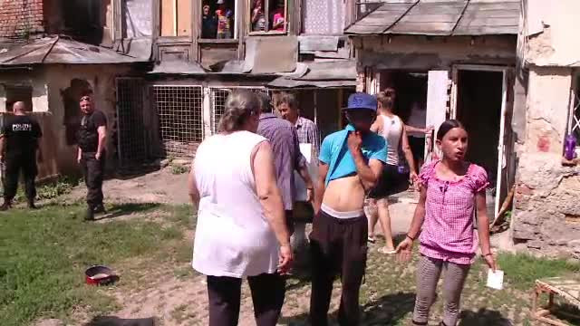 Asistatii social din Iasi, evacuati cu scandal dupa ce au deteriorat cladirea de patrimoniu. "Dati-ne casa!"