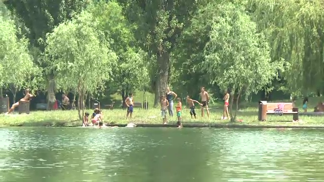 Lipsa banilor si canicula ii determina pe multi bucuresteni sa se racoreasca in locuri nepermise. La ce riscuri se expun