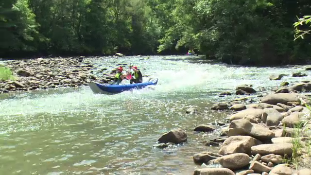 Defileul Crisului Repede, preferat de pasionatii de rafting sau speologie. Turist maghiar: "Zona e plina de miracole"