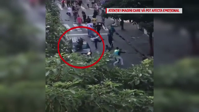 Suparat ca trebuie sa ocoleasca, un sofer a intrat in plin intr-un grup de tineri care se dadeau cu skateboardul pe strada