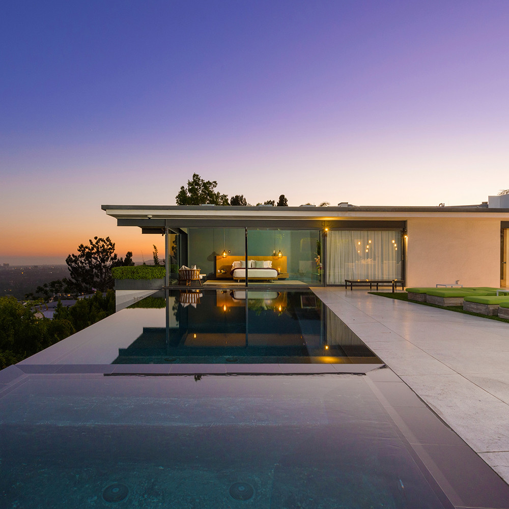 A fost construita in 1962 si este in unul dintre cele mai exclusiviste cartiere din lume! Cat cere un actor actor celebru pe aceasta casa