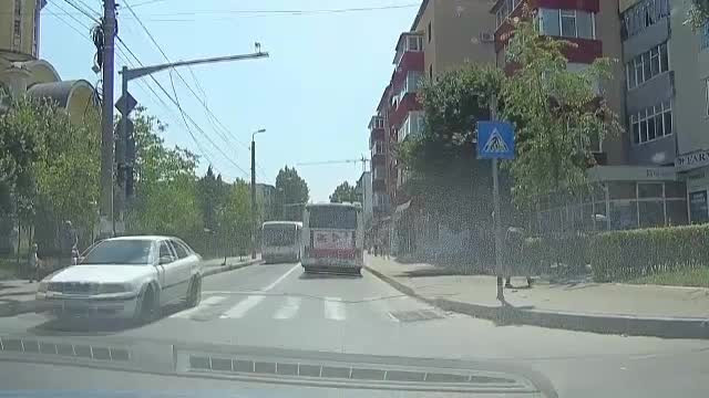 Copilul ranit grav de un cablu desprins de pe stalp are oasele fetei sfaramate si dintii rupti. Incidentul putea fi evitat