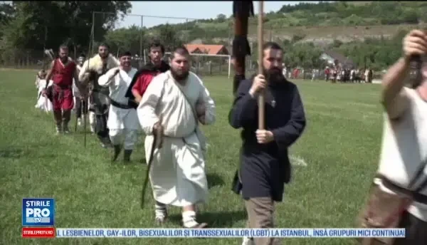Competitie ca pe vremea dacilor, la Alba Iulia. Concurentii s-au intrecut in tras cu arcul si fuga cu mielul in spate