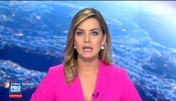 Momente de panica pentru o familie din Cluj, dupa ce furtuna a doborat un brad peste masina in care se afla