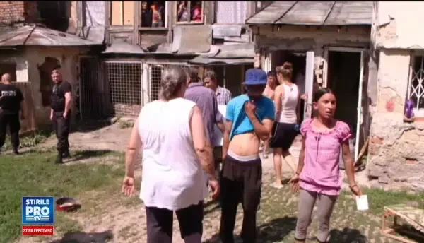 Asistatii social din Iasi, evacuati cu scandal dupa ce au deteriorat cladirea de patrimoniu. Dati-ne casa!