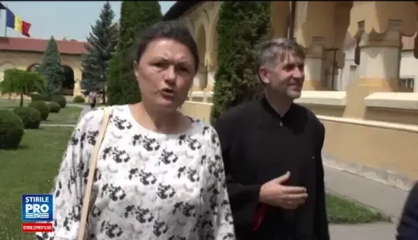 Cercetari pentru racolare de minori in scopuri sexuale in cazul preotului Cristian Pomohaci. 200 de oameni i-au luat apararea parintelui