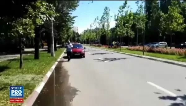 Imagini uluitoare filmate in timpul examenului auto. Politistul ii pune sa opreasca pe interzis, iar un elev sare la bataie