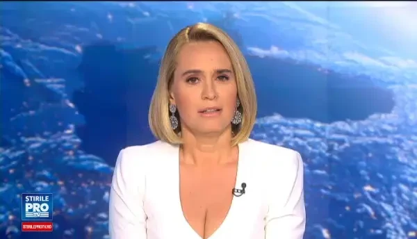 Din cauza caldurii, un catel s-a refugiat in frigider. Stapana de abia a reusit sa il scoata de acolo cu forta