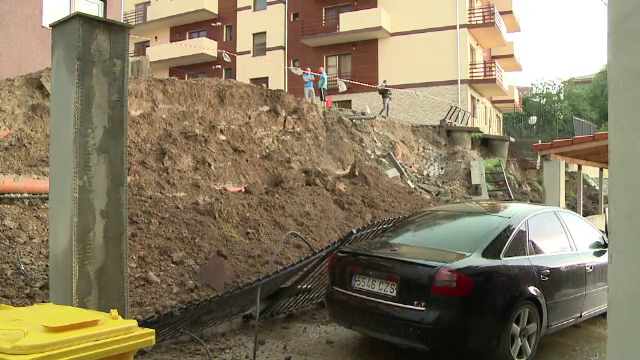 Bloc din Sibiu amenintat de o alunecare de teren provocata de ploaie. Zonele din Romania lovite luni seara de furtuni