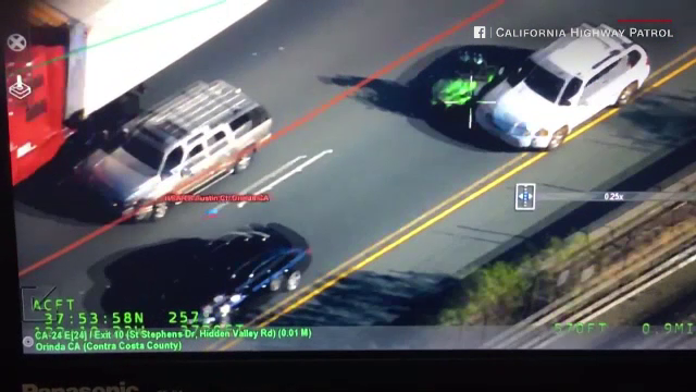 Un motociclist care vandaliza masini, urmarit cu elicopterul pana acasa. A fost filmat rupand oglinda unui automobil