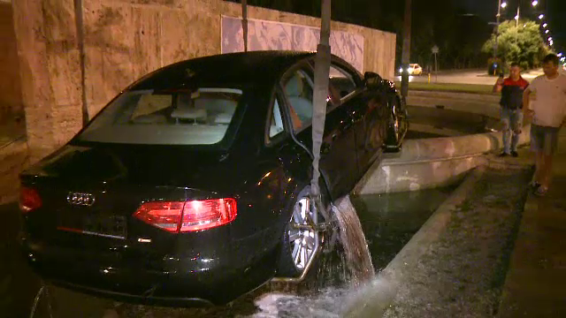 Un sofer din Vaslui a ajuns cu masina intr-o fantana arteziana din Capitala. Politistii cred ca era atent la telefonul mobil