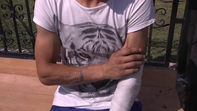 Un barbat din Dambovita, inarmat cu o coasa, a semanat groaza. Vecin: "I-am vazut in curte cum se omorau cu coasele"