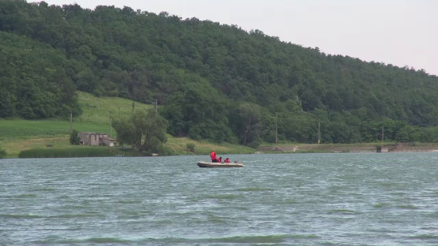 Barbat din Bacau inghitit de un lac, sub ochii ficei sale de 12 ani. Trupul sau, cautat de luni