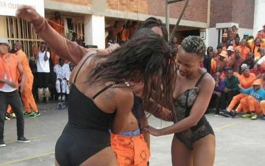 13 gardieni suspendati dupa ce au lasat femei sa faca striptease intr-un penitenciar din Africa de Sud. FOTO