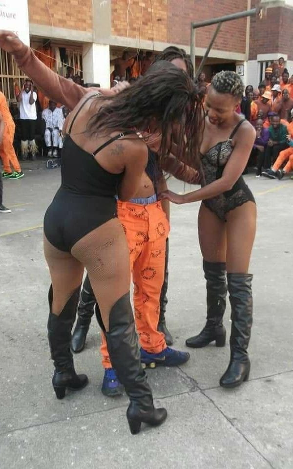 striptease, detinuti, Africa de Sud