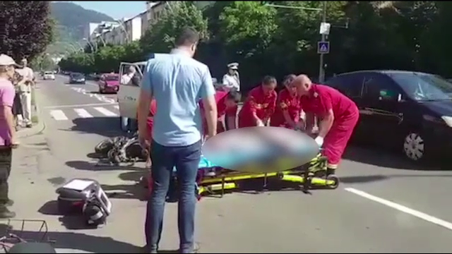 Un motociclist de 57 de ani fost lovit mortal de un politist. Martorii spun ca agentul nu s-ar fi asigurat