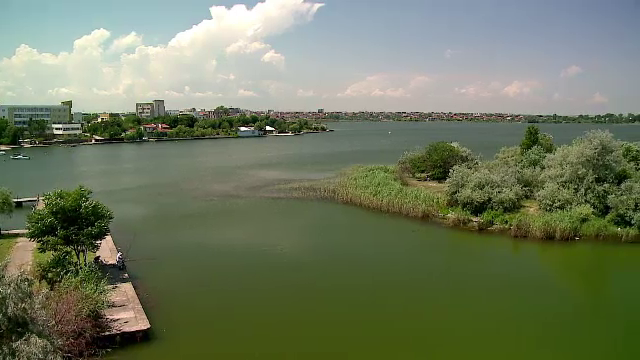 Lacul Siutghiol, locul ideal pentru liniste si plaja. Turistii pot invata sa faca ski sau wind surf