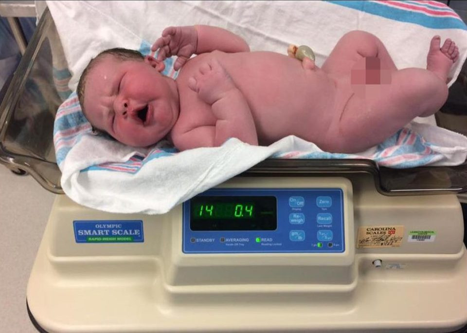 O americanca a nascut inainte de termen un bebelus a carui greutate a doborat recordul maternitatii. Ce planuri are tatal sau