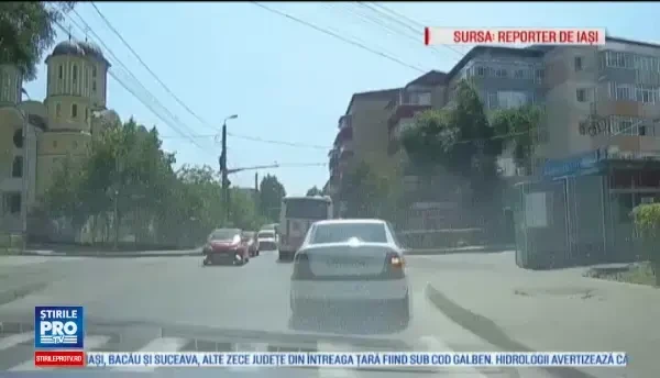 Momentul in care un copil e ranit grav in Iasi, dupa ce a fost lovit pe trotuar de un cablu agatat de trapa unui autobuz