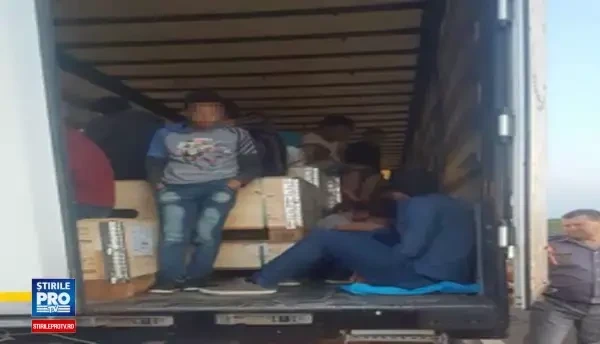 91 de migranti din Siria si Irak descoperiti intr-un TIR in Vama Nadlac. Ce scria in documentele de transport