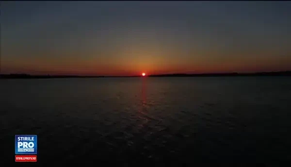 Lacul Siutghiol, locul unde familiile aleg sa vina pentru liniste si plaja. Turistii pot invata sa faca ski sau wind surf