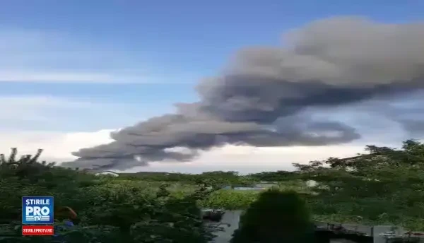 Incendiu puternic in Balotesti: focul a cuprins o suprafata de 3.000 de metri patrati. 8 masini de pompieri la fata locului