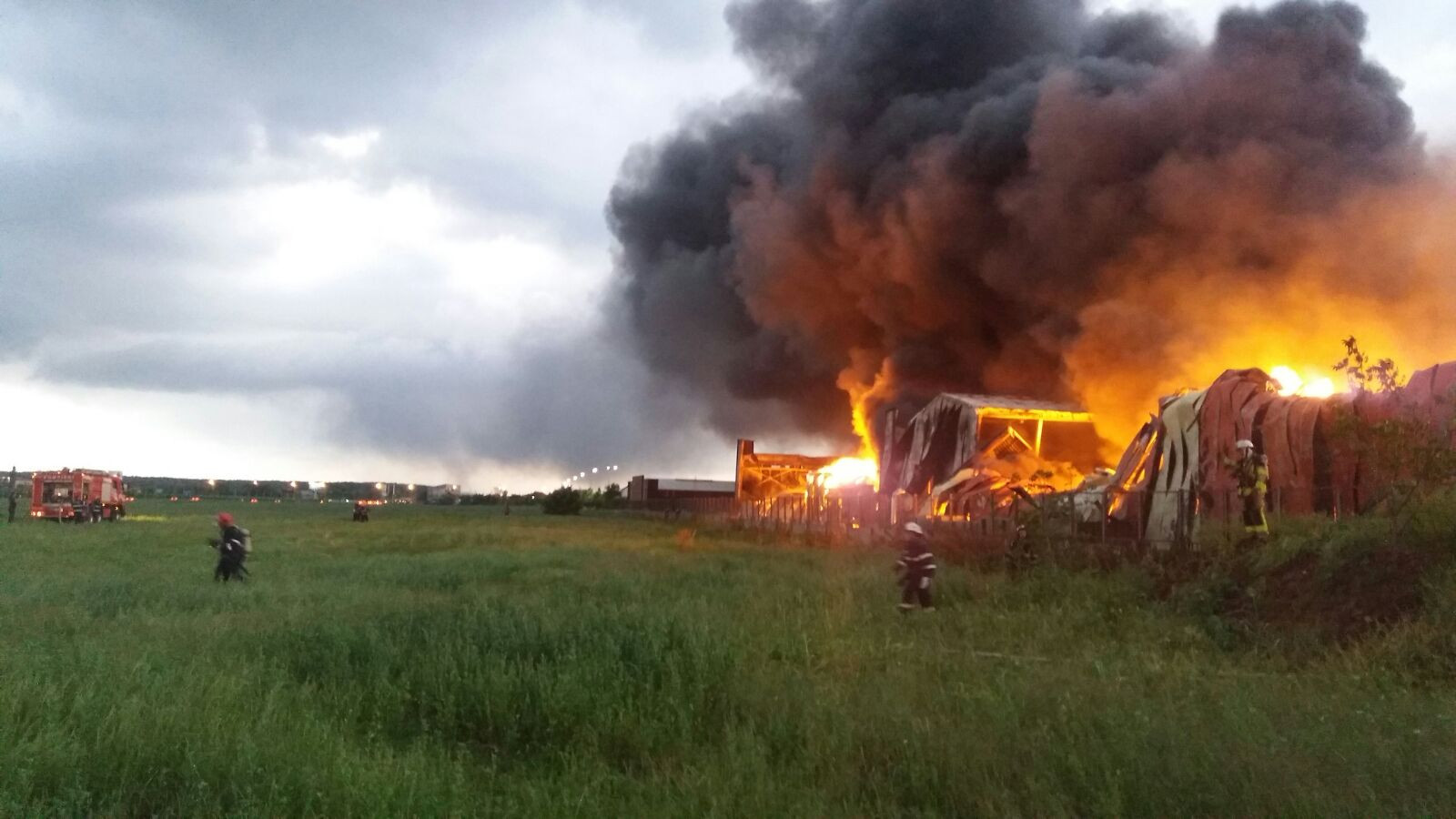 Incendiu in Balotesti: depozitele nu aveau aviz ISU si nici sistem de stingere a focului. Neregulile descoperite de pompieri