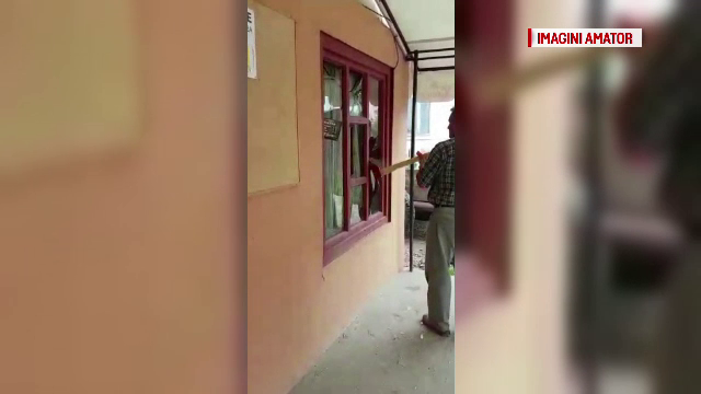 Un primar din Bistrita a incercat sa demoleze cu toporul un bar din comuna pe motiv ca nu are autorizatie, desi el a semnat-o