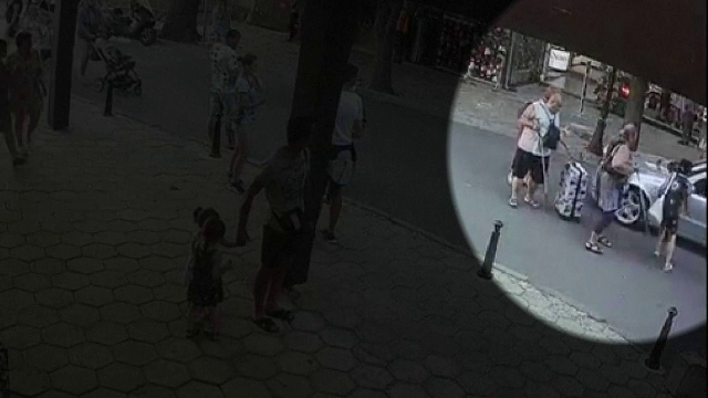 Caz socant de agresiune in Bulgaria. Un sofer loveste usor un grup de turisti cu deficiente de vedere si apoi sare la bataie