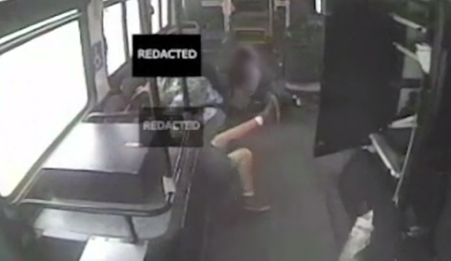 Impact devastator intre un SUV care a trecut pe rosu si un autobuz. Sase pasageri au fost raniti