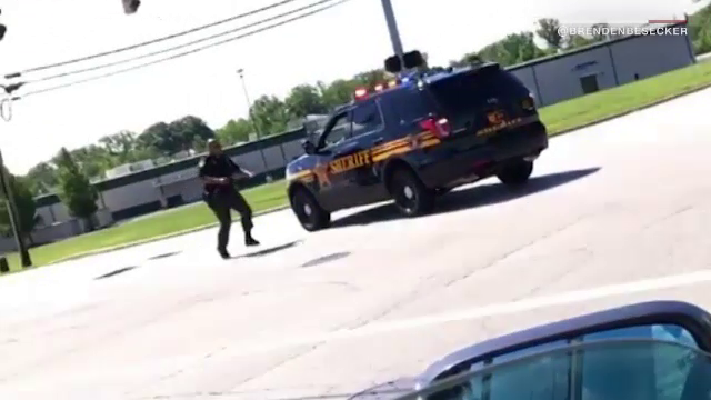 Un politist rutier aflat in misiune uita sa traga frana de mana in timpul unui control. Ce a urmat