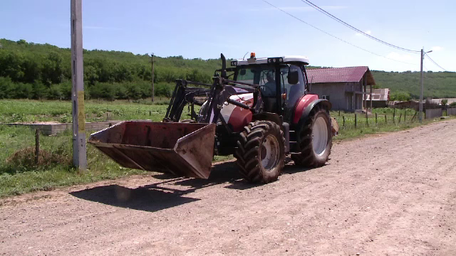 De acum inainte oricine poate conduce un tractor pe drumurile publice, chiar daca nu are permis