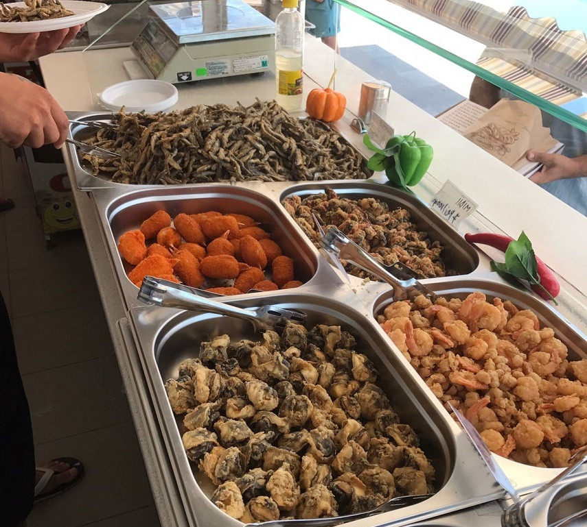 Inspectorii de la Protectia Consumatorilor au confiscat peste 100 kg de produse alimentare de la magazinele din Eforie Nord