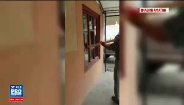 Un primar din Bistrita a incercat sa demoleze cu toporul un bar din comuna pe motiv ca nu are autorizatie, desi el a semnat-o