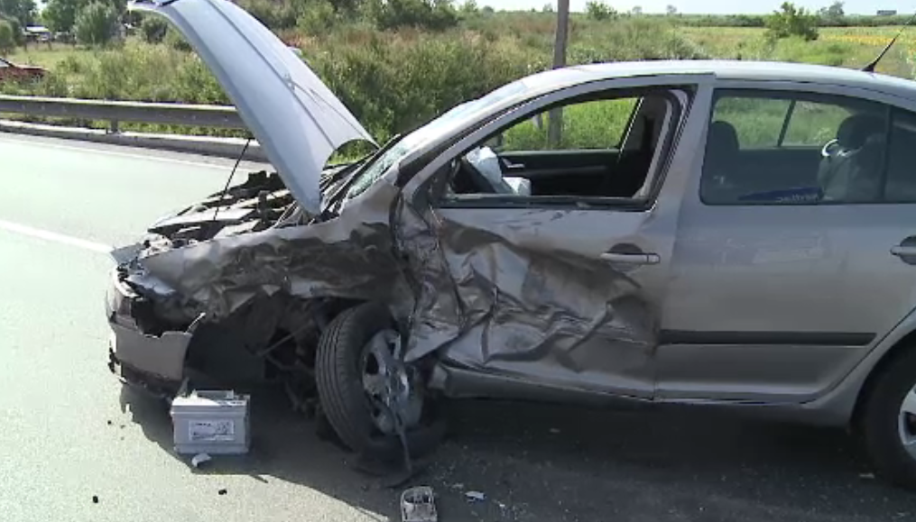 Accident cu trei masini la iesirea din Arad. Un sofer a ajuns pe contrasens si a lovit un TIR