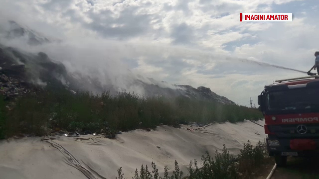 Din cauza temperaturilor ridicate, o gropa de gunoi din Mehedinti a luat foc. Trei echipaje de la ISU au intervenit