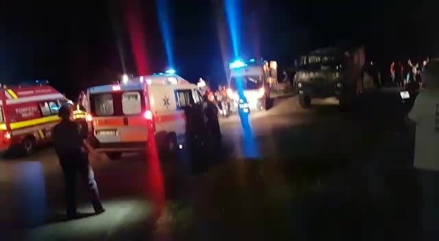 Un camion cu militari s-a rasturnat intr-o rapa adanca de 40 de metri, in Arges. 3 oameni au murit si 9 au fost raniti