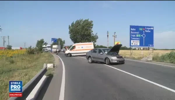 Accident cu trei masini la iesirea din Arad. Un sofer a ajuns pe contrasens si a lovit un TIR
