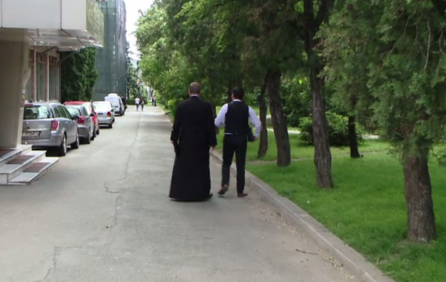 Cei trei preoti care l-ar fi santajat pe Epicoscopul de Husi cu o filmare intima au fost trimisi in judecata