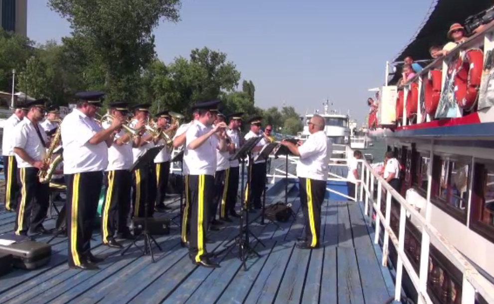 Curse gratuite cu vapoare la Galati, de Zilele Dunarii. Oamenii au stat la cozi uriase pentru a se imbarca