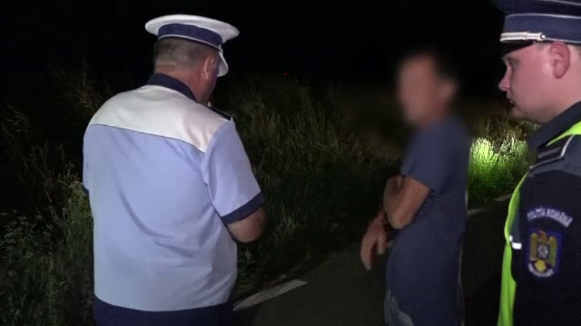 Un tanar de 24 de ani a murit dupa ce s-a izbit cu motoscuterul de o caruta nesemnalizata. Carutas: Ce e atata politie aici?