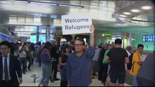 Restrictiile cu privire la intrarea in SUA a imigrantilor au intrat in vigoare. Ce s-a intamplat in aeroporturi