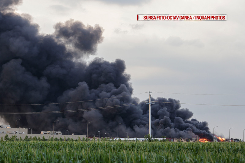 Incendiul din Balotesti, stins la 70 de ore dupa declansare. O fabrica de mobila si un depozit au ars complet